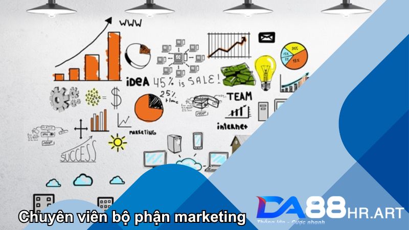 Nhân viên marketing lên kế hoạch cho chiến dịch tiếp thị